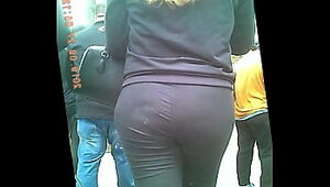 Round ass in yoga pants